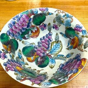 Vintage 1970 Chinese Chinoiserie Porcelain Hand Painted Grape Fruit Bowl